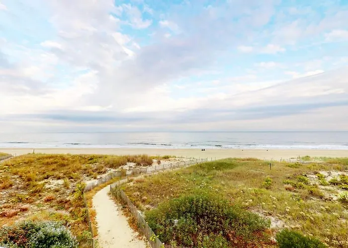 Holiday home Spacious Oceanfront With 2 Balconies Wifi Ac & Shared Pool